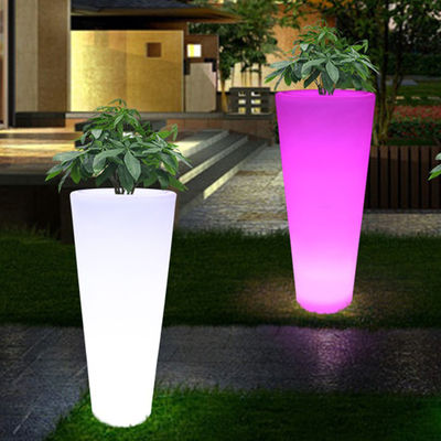 Ausstellung von leuchtenden Blumenkrügen leuchtende farbenfrohe Gartenpflanzenkrüge Kunststoffplanter Fußbodenlampe für die Party Miete
