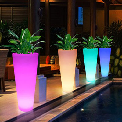 Ausstellung von leuchtenden Blumenkrügen leuchtende farbenfrohe Gartenpflanzenkrüge Kunststoffplanter Fußbodenlampe für die Party Miete