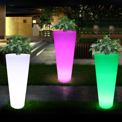 Ausstellung von leuchtenden Blumenkrügen leuchtende farbenfrohe Gartenpflanzenkrüge Kunststoffplanter Fußbodenlampe für die Party Miete
