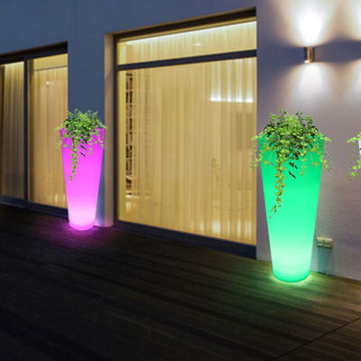 Ausstellung von leuchtenden Blumenkrügen leuchtende farbenfrohe Gartenpflanzenkrüge Kunststoffplanter Fußbodenlampe für die Party Miete
