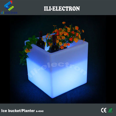Quadratisch PE Kunststoff Beleuchtungs-LED-Eisbehälter / LED-Blumenkrug / Blumenpflanzer
