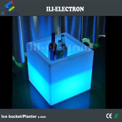 Quadratisch PE Kunststoff Beleuchtungs-LED-Eisbehälter / LED-Blumenkrug / Blumenpflanzer