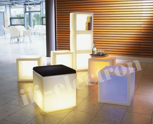 Quadratisch PE Kunststoff Beleuchtungs-LED-Eisbehälter / LED-Blumenkrug / Blumenpflanzer