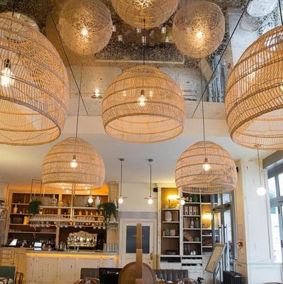 Moderner Rundrattan-Hängekronzler für Restaurant-Innenbeleuchtung
