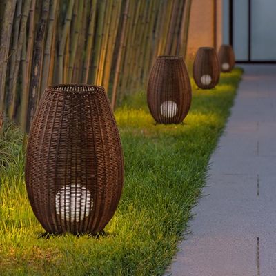 Künstlerische Fußbodenlampe aus Rattan