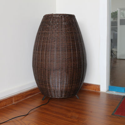 Künstlerische Fußbodenlampe aus Rattan