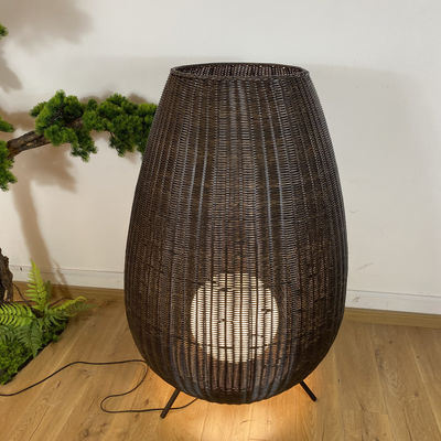 Maßgeschneiderte Luxus-Rattan-Fußbodenlampe, Kreative Wicker-Fußbodenlampe im Innenraum