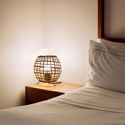 kleine Kreative Rattan-Kugeltischlampe Rattan-Kunst-Rattan-Gewebe Schlafzimmerdekorationstabellenlampe