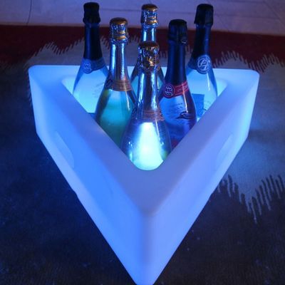 PE-Kunststoff Dreieck-LED-Eisbehälter 16 Farben wechselnde wiederaufladbare Lithiumbatterie