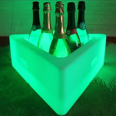 PE-Kunststoff Dreieck-LED-Eisbehälter 16 Farben wechselnde wiederaufladbare Lithiumbatterie