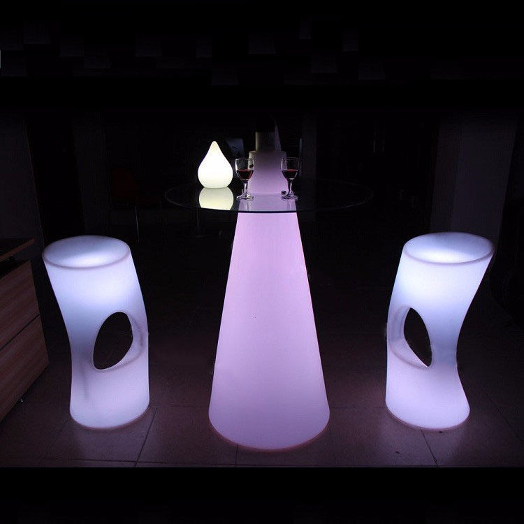 Farbenfrohe LED-Leuchten für Cocktailtische