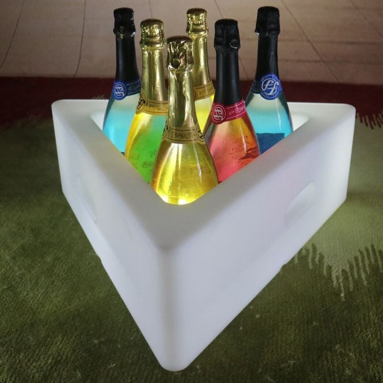 PE-Kunststoff Dreieck-LED-Eisbehälter 16 Farben wechselnde wiederaufladbare Lithiumbatterie
